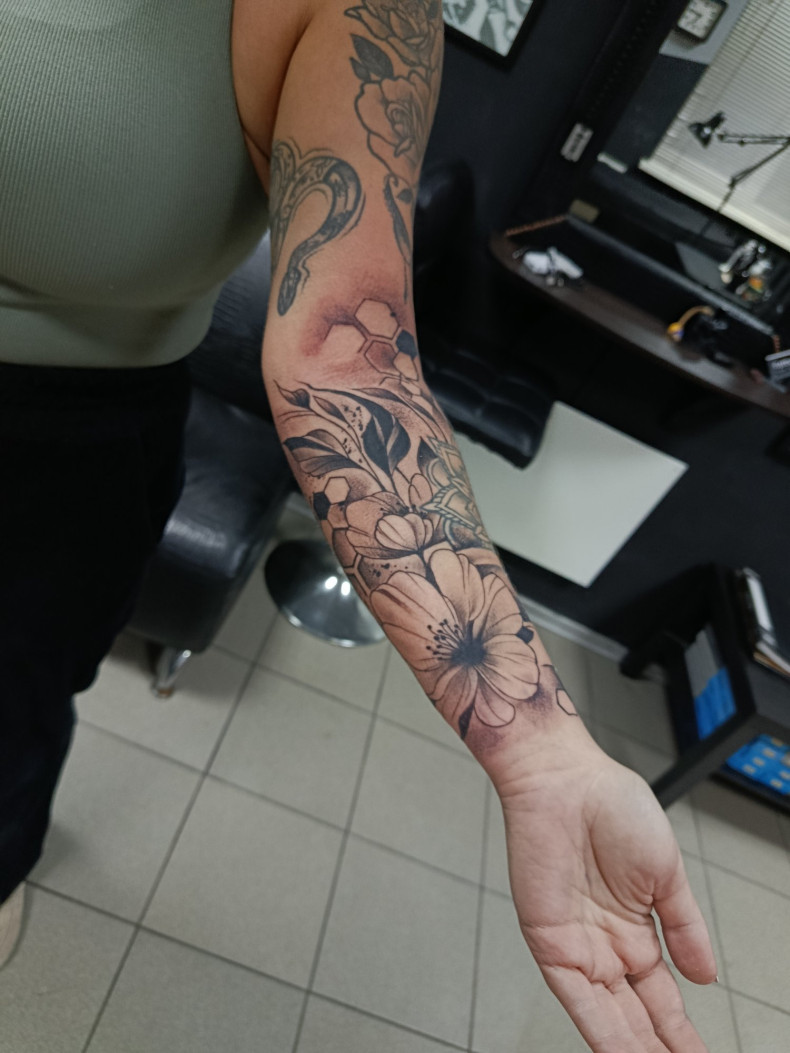 Для дівчат на передпліччі рукав, фото - Тату майстер Дмитро Tattooin
