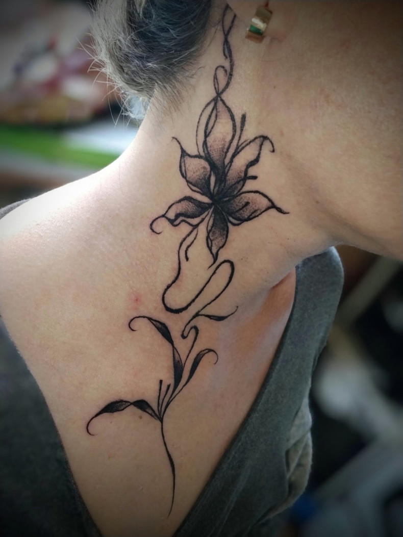 Женские на шее черно-белые, фото - Тату мастер Дмитрий Tattooin