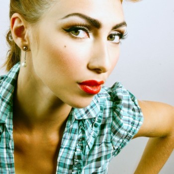 Поресничное наращивание
                    Визажист Валентина Шевченко Николаев