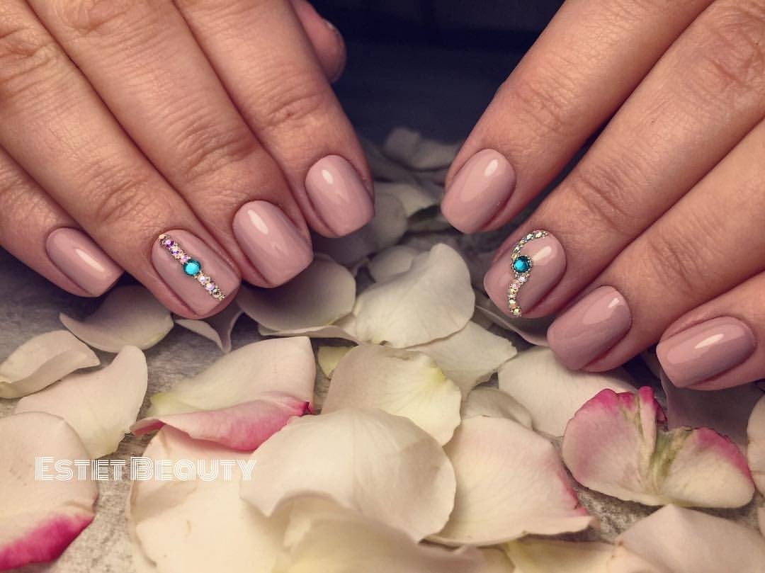 Манікюр на короткі нігті ніжний нюдовий, фото -  Estet Beauty salon