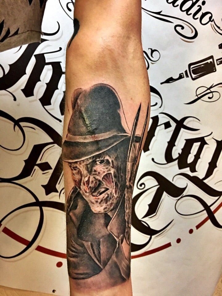 Для хлопців на передпліччі кольорові, фото -  ULTRA