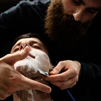 Бритье опасной бритвой
                    Барбершоп Frisor Херсон