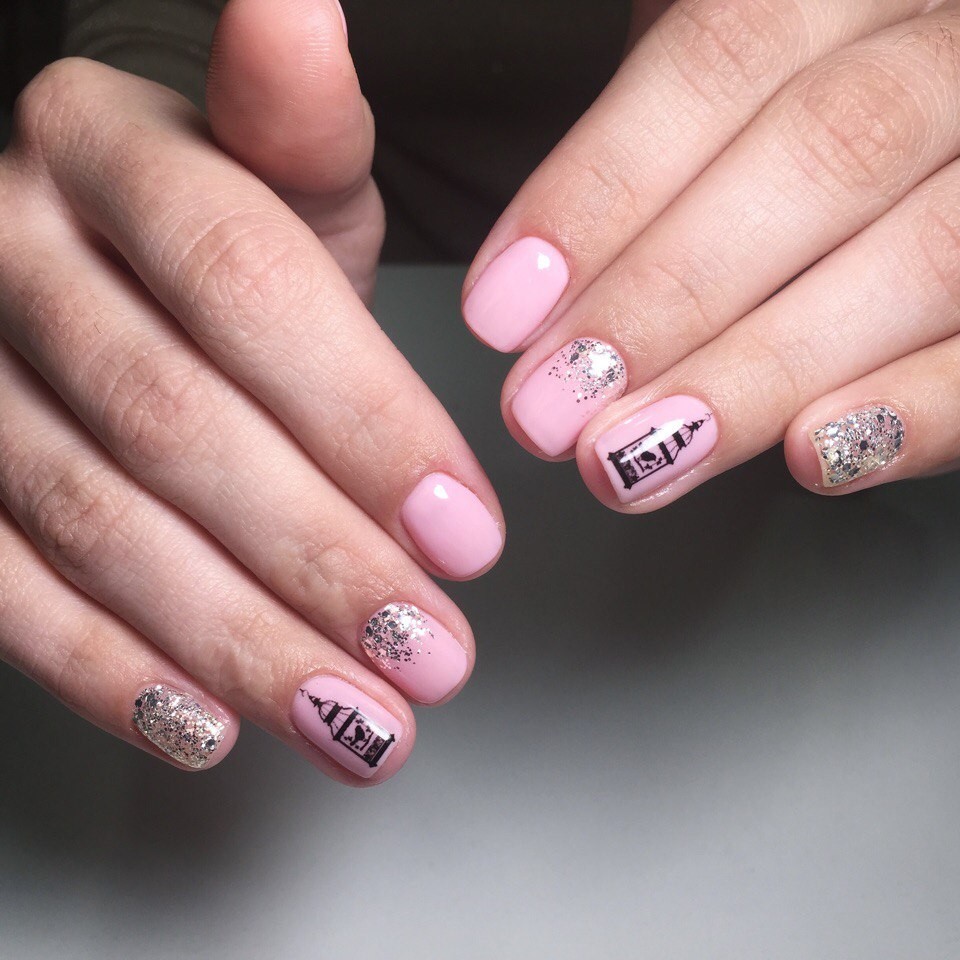 Манікюр на короткі нігті з блискітками малюнком, фото -  ECLAT beauty lab