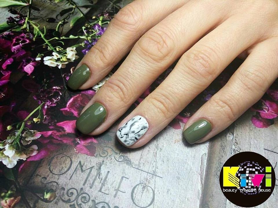 Мармуровий манікюр зелений на овальні нігті, фото -  Kiwi