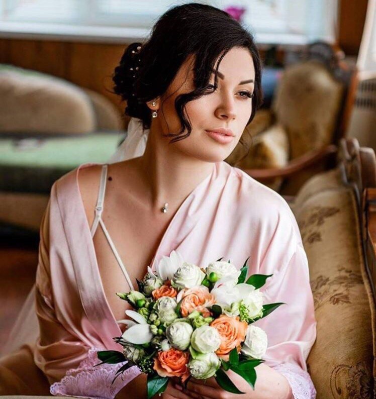 Будуарна фотосесія вдома з букетом, фото -  Aquarelle Beauty Salon