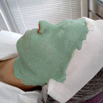 Уходы с разными косметическими масками