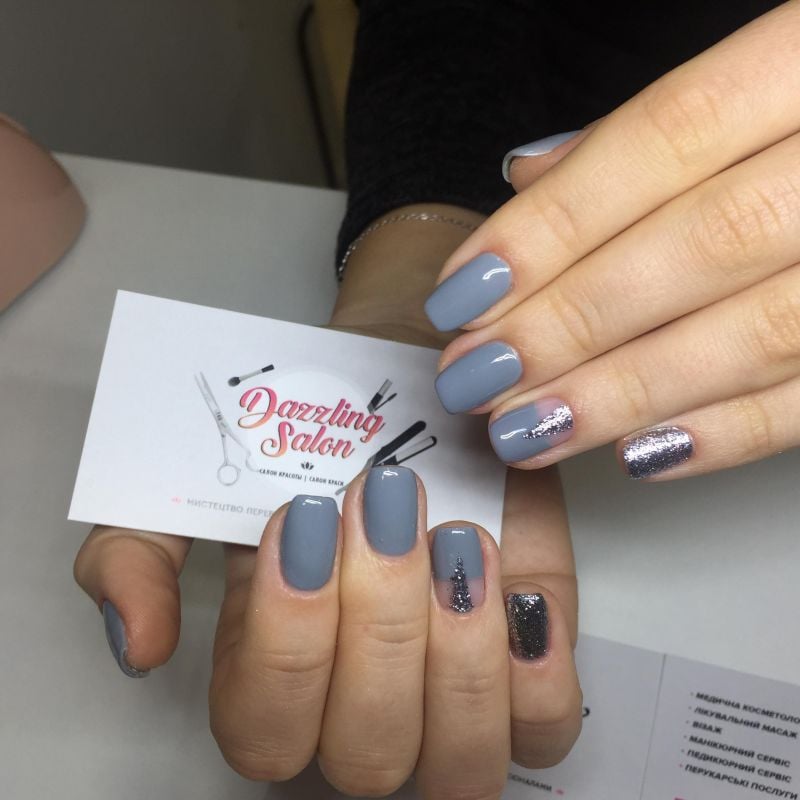 Маникюр с блестками серебром серый, фото -  Dazzling Salon
