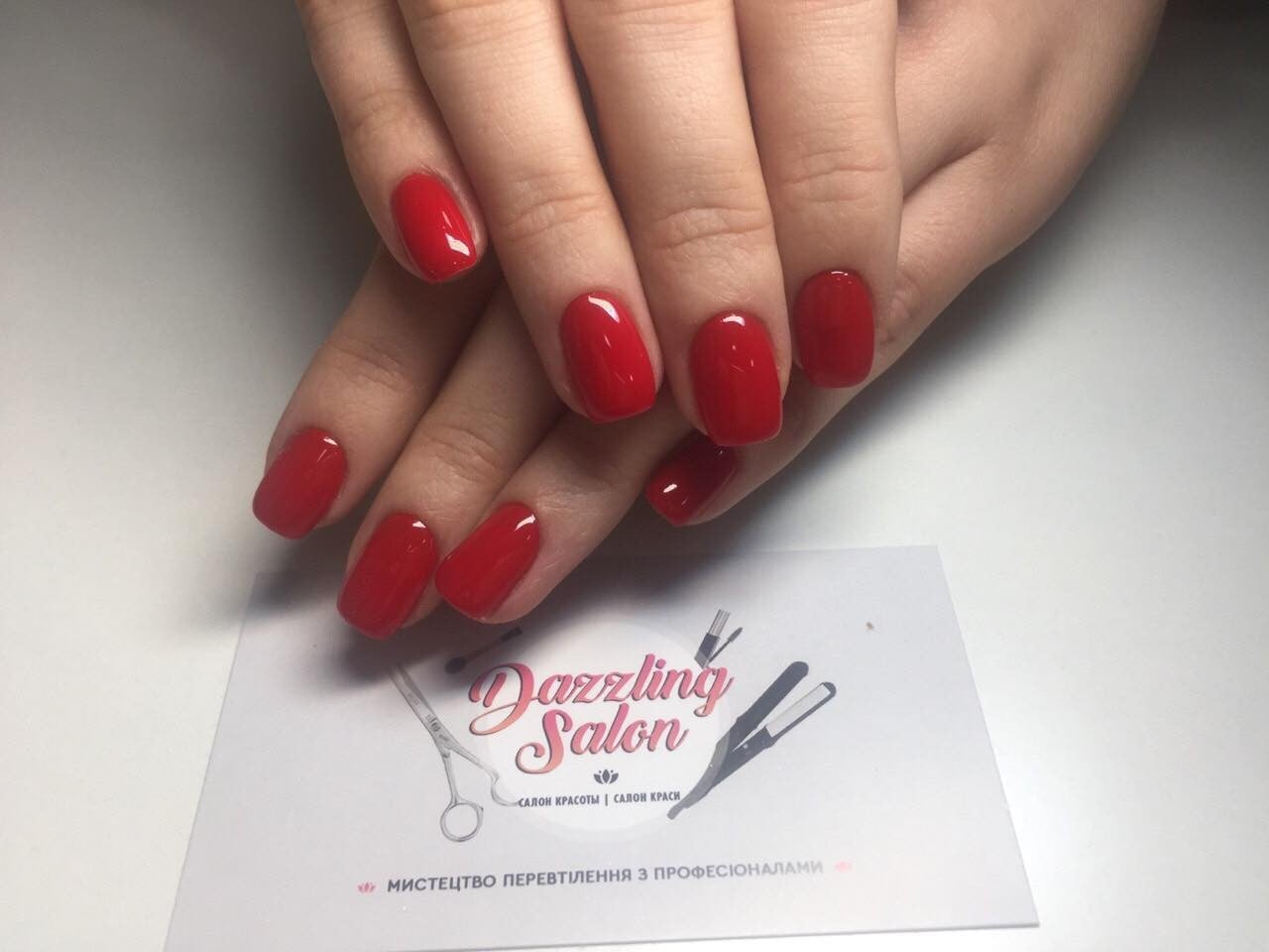 Классический маникюр красный яркий, фото -  Dazzling Salon