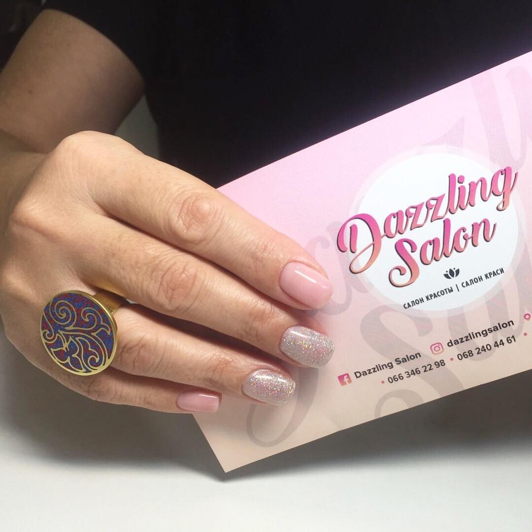 Нежный маникюр нюдовый с блестками, фото -  Dazzling Salon