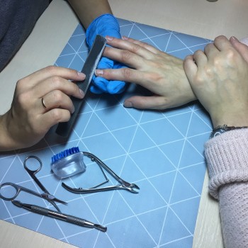 Обрезной маникюр