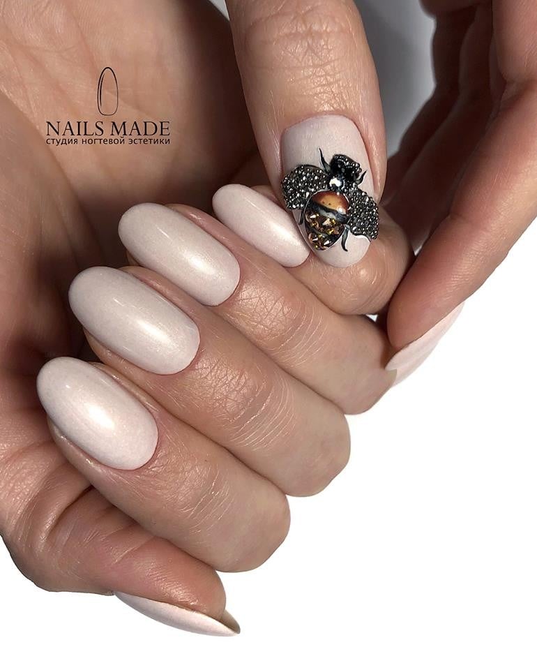 Нюдовый маникюр с рисунком акцентом на один ноготь, фото - Ногтевая студия NailsMade