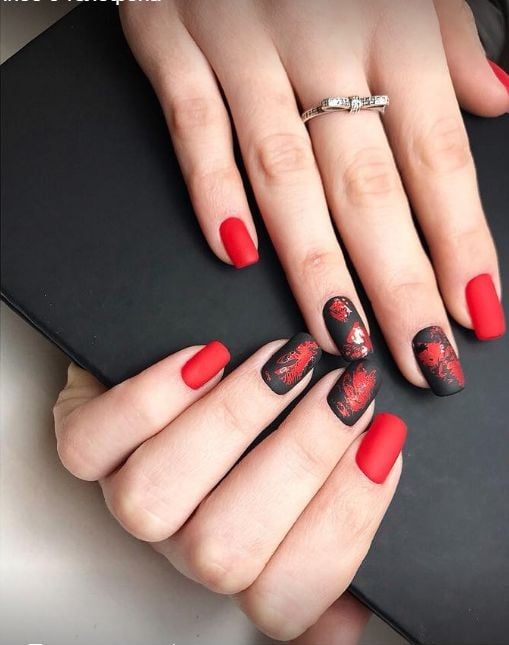 Червоний манікюр чорний матовий, фото -  Nail's Bar ТРЦ Космополит