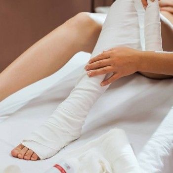 коррекция фигуры, оформление бровей, обертывание тела, наращивание ресниц