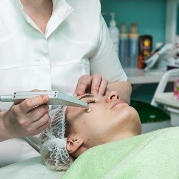 аппаратная косметология лица, оформление бровей, наращивание ресниц, косметология лица