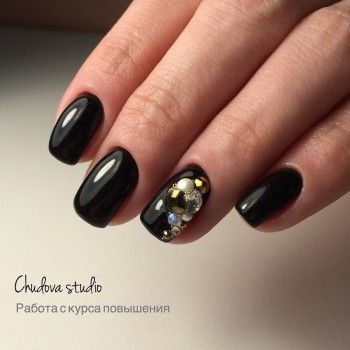 маникюр, оформление бровей, локониволосся, наращивание ресниц