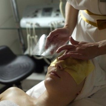 оформление бровей, наращивание ресниц