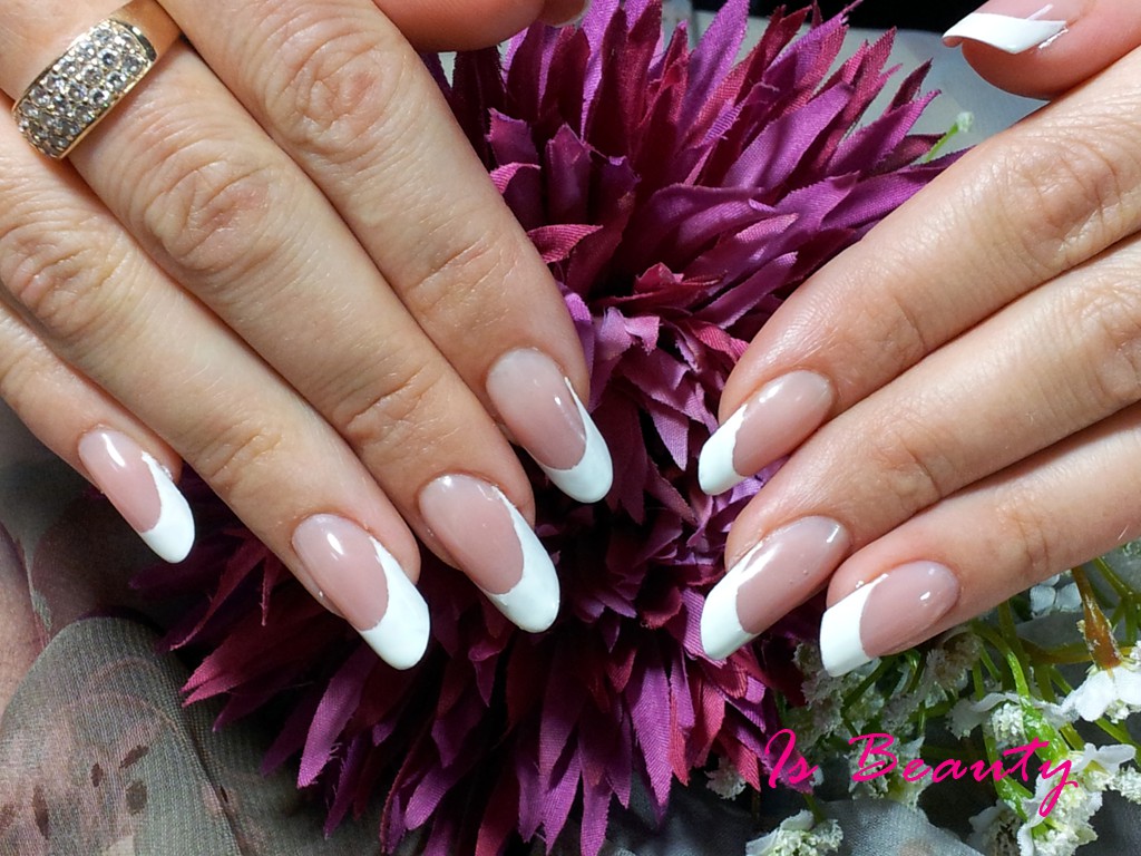 Классический маникюр французский на длинные ногти, фото -  IS Beauty