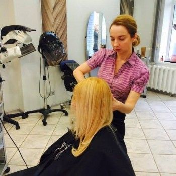 женская стрижка, укладка волос, оформление бровей, наращивание ресниц