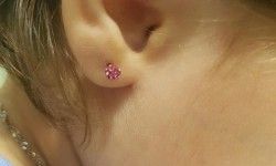 Прокалывание ушей бесшумным пистолетом Парикмахерская Симпа Киев