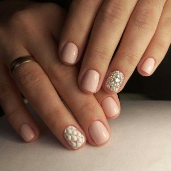 Маникюр на короткие ногти нюдовый с камнями, фото -  Lem Glam