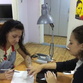 маникюр, оформление бровей, наращивание ресниц