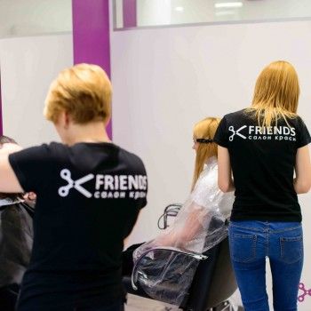 Женская стрижка укладка волос оформление бровей, фото -  Friends (Френдс)