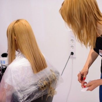 Женская стрижка укладка волос оформление бровей, фото -  Friends (Френдс)