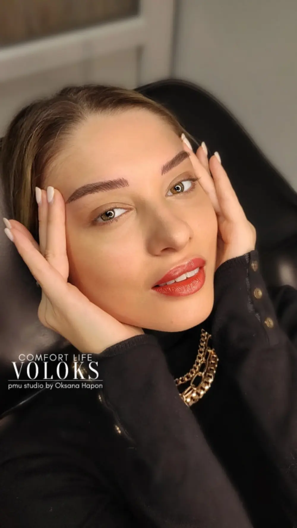 Гарний мікроблейдинг брів на моделі з макіяжем