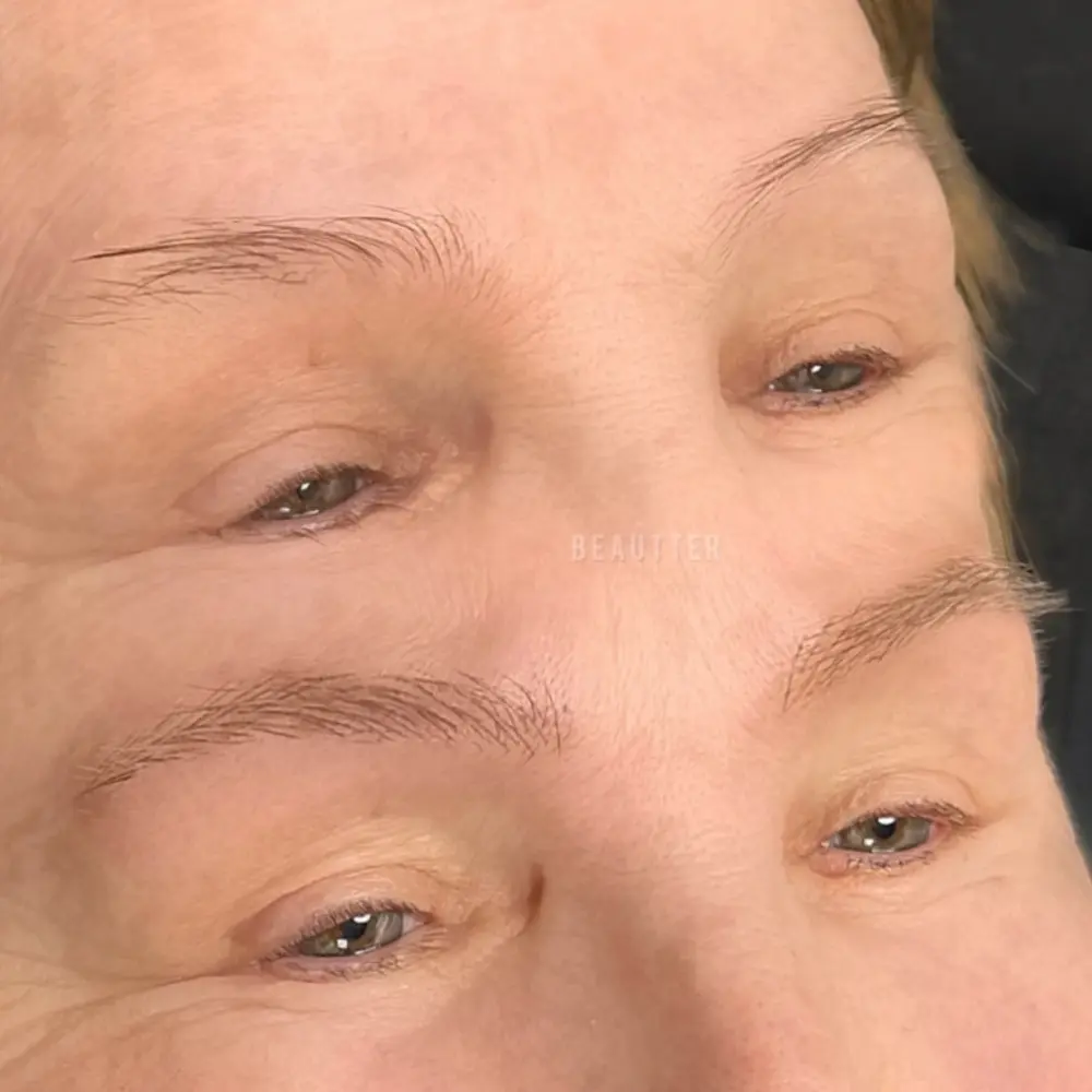 Фото мікроблейдингу брів на віковій моделі