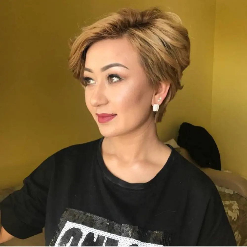 Подовжена стрижка піксі-боб із чубчиком