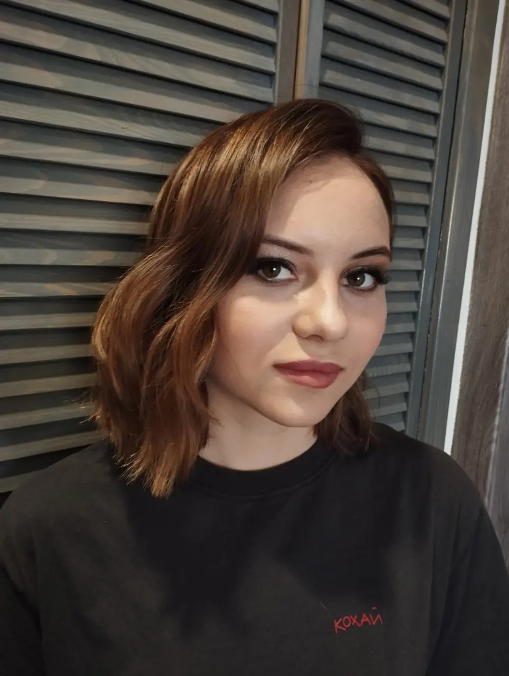 Асиметрична укладка на бік із м’якими локонами